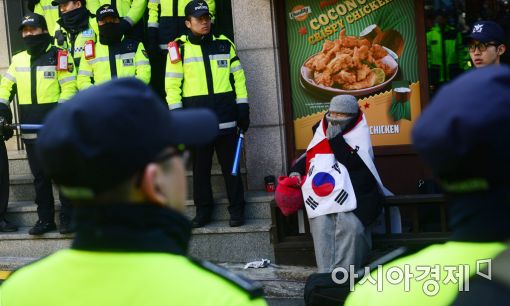 [포토]朴 전 대통령 사저 앞 지지자