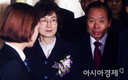 [포토]이정미, 김이수 재판관에게 바통터치