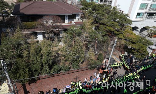 [포토]박 前 대통령 사저 앞 인파