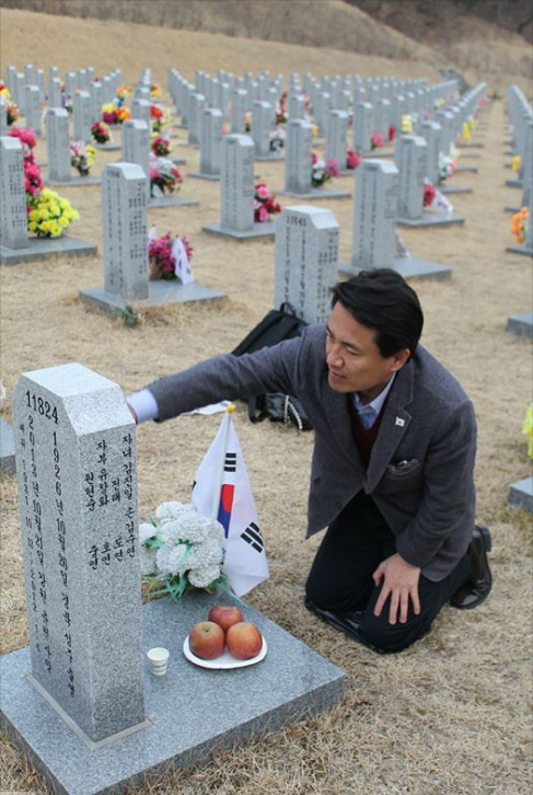 대전 현충원을 찾은 김진태 자유한국당 의원/사진=김진태 페이스북