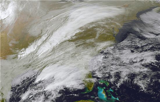 ▲미국 북동부로 이동중인 눈폭풍. 미국해양대기관리처(NOAA) 위성사진(AP연합)