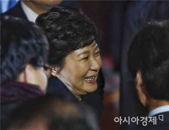 지난 12일 박근혜 전 대통령이 서울 강남구 삼성동 사저로 돌아와 지인들과 인사를 나누고 있다.