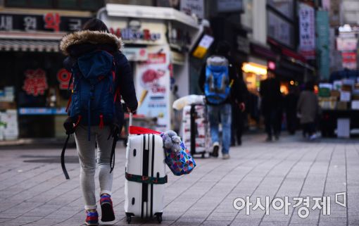 중국 '소비자의 날'을 하루 앞둔 14일 서울 명동 거리에서 중국인 관광객들이 발걸음을 옮기고 있다. 중국 정부는 자국 여행사들에 15일부터 한국과 관련한 단체·개별 여행 상품을 판매하지 말라고 전달한 것으로 알려졌다.(사진=문호남 수습기자 munonam@)