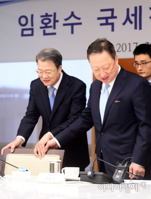 [포토]자리 안내하는 임환수 국세청장