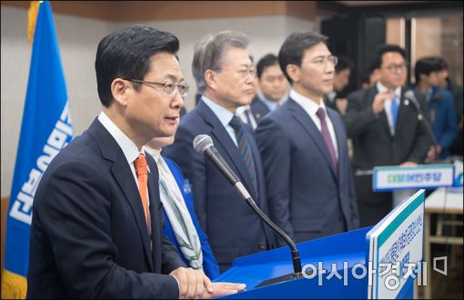 [포토]'기호 1번' 뽑은 최성 고양시장