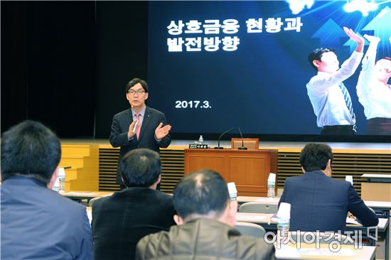 이대훈 농협 상호금융대표가 6일 서울 중구 농협중앙회 대강당에서 열린 '2017년 상호금융 발전방향 컨퍼런스'에서 토론을 진행하고 있다.