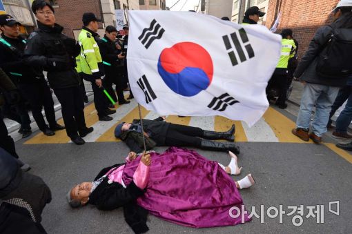 박근혜 전 대통령 사저 앞에서 시위를 벌이고 있는 박사모들에 주민들이 불편함을 호소했다/ 사진=아시아경제 DB