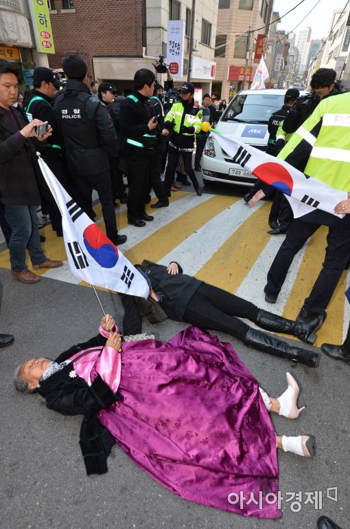 [포토]특정 언론 막는 박 전 대통령 지지자들 