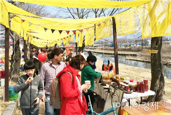 봄꽃보다 예쁜 노란마켓  '곡성 기차당 뚝방마켓'성황