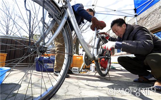 [포토]광주북구, 자전거 이동수리센터 운영