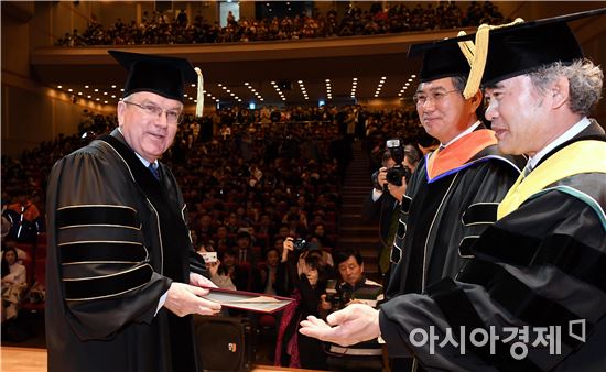 [포토]토마스 바흐 IOC위원장, '이제부터 한체대 명예박사'