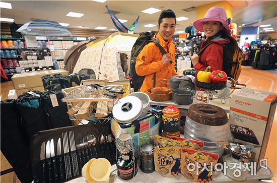[포토]등산·캠핑용품, 이마트에서 저렴하게 마련하세요