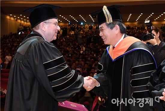 [포토]한체대 명예박사 학위 받는 토마스 바흐 IOC위원장