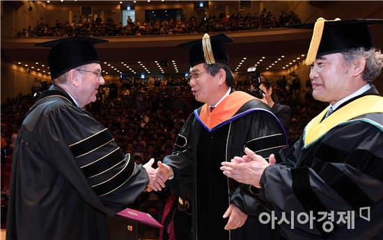 [포토]토마스 바흐 IOC위원장, '이제는 한체대 동문'
