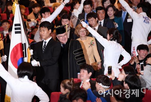 [포토]토마스 바흐, '재학생들의 환영 속 입장'