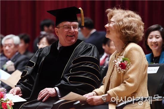 [포토]밝게 웃는 토마스 바흐 위원장 내외