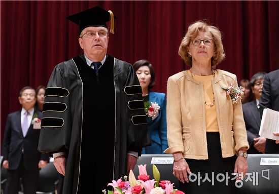 [포토]독일 국가 부르는 토마스 바흐 내외