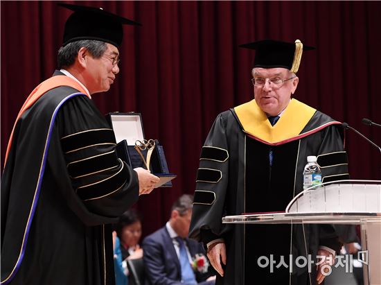 [포토]토마스 바흐 위원장, '저도 선물 준비했어요'