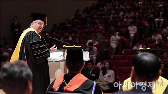 [포토]답사하는 토마스 바흐 IOC위원장