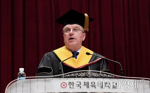 바흐 IOC 위원장, 한국체대 명예박사로~