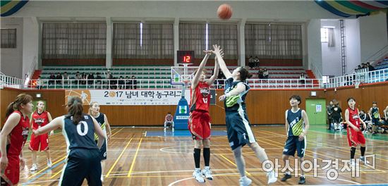 14일 광주대학교 체육관에서 열린 2017대학농구리그 여대부 광주대와 수원대의 경기에서 광주대 강유림(2년·붉은 유니폼)이 상대 수비수를 피해 슛을 하고 있다. 
