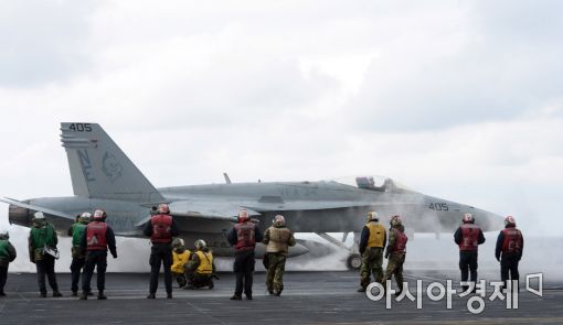 [포토]칼빈슨호에서 이륙 준비하는 F-18 호넷 
