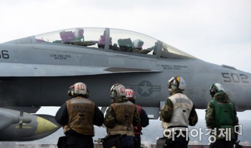 [포토]칼빈슨호에 착륙하는 F-18 호넷 