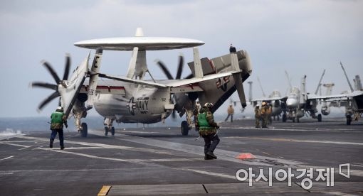 [포토]칼빈슨호에서 이륙하는 항공기