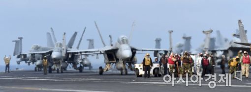 [포토]칼빈슨호, F-18 호넷 이륙 준비완료