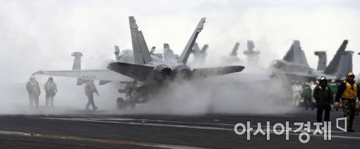 [포토]칼빈슨호, F/A-18 전투기 이륙