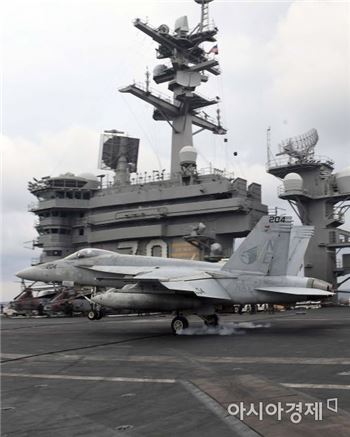 [포토]칼빈슨호에 착륙하는 F/A-18 전투기