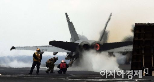 [포토]칼빈슨호에서 이륙하는 F/A-18