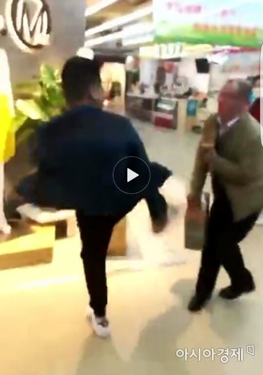 중국 현지 롯데마트에서 물건을 사고 나오는 한 남성이 다른 남성에게 공격을 당하고 있다. (사진=웨이보 동영상 캡쳐)