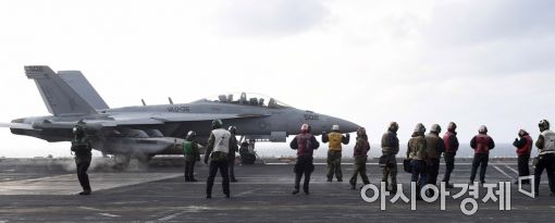 [포토]칼빈슨호, 착륙하는 F/A-18 전투기