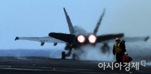 [포토]칼빈슨호에서 이륙하는 F/A-18