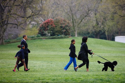 오바마 가족이 보와 함께 산책을 즐기고 있는 모습. 사진=백악관