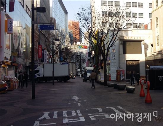 중국 '소비자의 날'이자 한국 여행 금지 첫날이었던 지난 15일 오전 서울 명동 거리. 이른 시간임을 감안해도 중국인 관광객들이 온데간데없이 사라졌다.(사진=오종탁 기자)