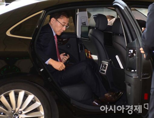 [포토]차에서 내리는 김수남 검찰총장 