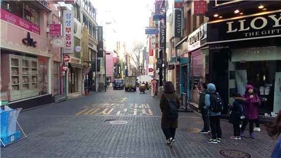 중국인 한국여행이 전면 금지된 15일 오전 명동 유네스코 거리