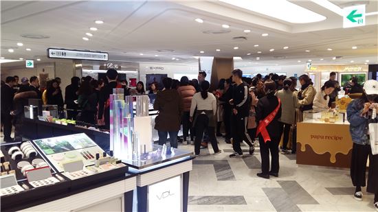 중국인 방한금지 조치가 시작된  지난 3월15일 오전 서울 시내 면세점 일부 화장품 매장에 중국인 관광객이 몰려있다.