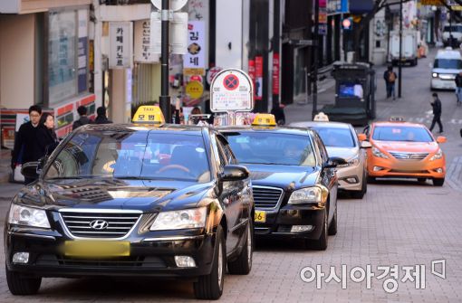 [포토]관광객 기다리는 택시