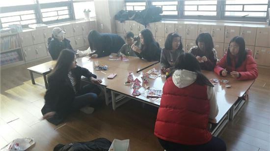 길음동 꿈나무 키우미 돌봄센터에서 종이접기, 만들기 등을 멘토링하고 있는 청소년 자원봉사자들