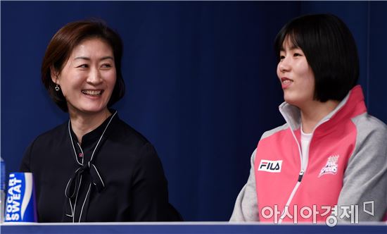 [포토]이재영 바라보며 미소 짓는 박미희 감독