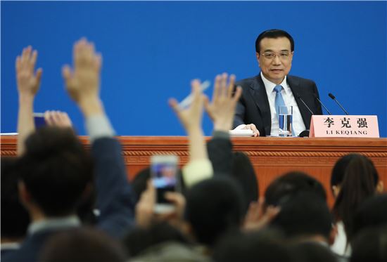 리커창(李克强) 중국 총리가 15일(현지시간) 베이징 인민대회당에서 전국인민대표대회 폐막 직후 내외신 기자회견을 열고 질문을 받고 있다.<사진=EPA연합>
