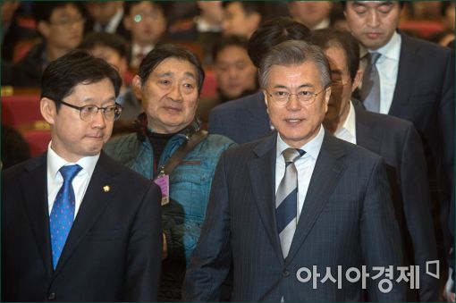 [포토]문재인, 노동정책 토론회 참석