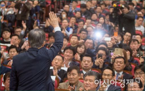 [포토]손 흔드는 문재인 후보