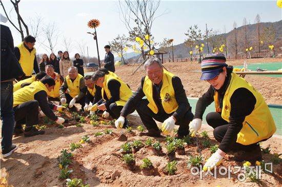 15일 북이면민들이 자치센터 공원에서 펜지를 직접 식재하고 있다. 사진=장성군