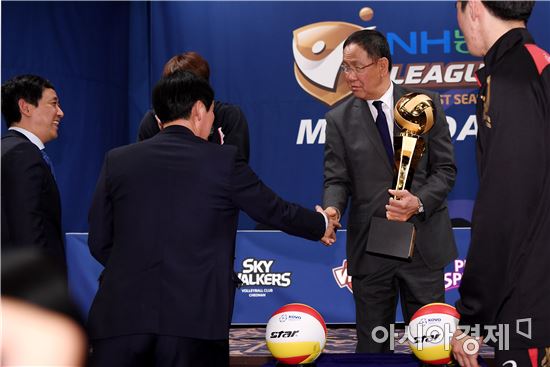 [포토]박기원 감독, '트로피의 주인은 바로 나?'