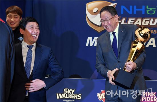 [포토]박기원 감독, '트로피 내가 가져갈게~'