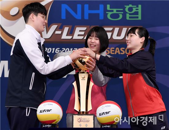 [포토]김희진-이재영-김해란 '양보 없는 트로피 경쟁'